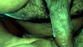 用力干这个老女人，她需要