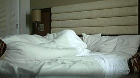 大学情侣在酒店房间激情邂逅