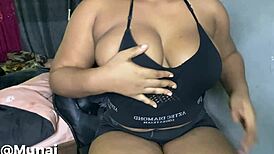 can munaj handle rough fingering on her big pussy until she squirts?