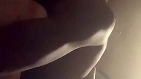 猛捅她骚屄直插肠子深处