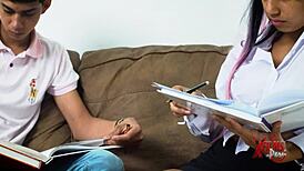 Jovenes Estudiantes Se Aburren De La Lectura Y Prefieren Coger Como Descanso