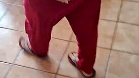 Sesso veloce con il mio amante vicino di casa mentre mio marito riposa