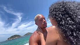 Novinha de 18 anos casada perde celular, vazam vídeos transando na praia.