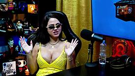 Geisy Dk shows her beautiful back tattoo and asks Ruan to put her on all fours in outdoor public interview.