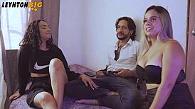 la puta de la mejor amiga de mi novia se deja follar mientras vemos peliculas 😈