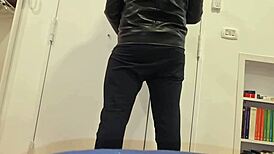 Arrapato E Sexy Tutto Nudo Con Solo Giubbotto Di Pelle Addosso Sborrata E Gemiti