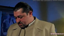 莉亚缺钱太急穿内衣丝袜屈服调教支配