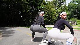 Entrnador folla mi culo mientra mi amiga esta entretenida