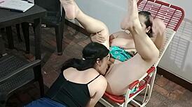 grandes tetas naturales latina lesbiana toma los dedos en su coño