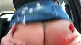 Morena safada sentou no magrelo in car handjob.