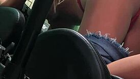 No cusinho da loirinha infio o braso todo sex toy