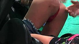 No cusinho da loirinha infio o braso todo sex toy