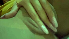 美女拉丁妹俱乐部前自慰享受