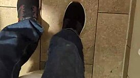 公共厕所脱光猛撸自慰超刺激