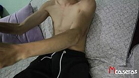 Me cojo a mi prima ella prueba mi verga por primera vez y la hago tener un orgasmo en mi enorme verga!