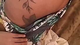 com tes�o e sozinha masturbating