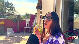 Al� et son cul d'enfer veut de la bite, elle est si belle avec ses lunettes et lingerie