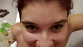 chiara si fa pisciare sulle tette in bagno