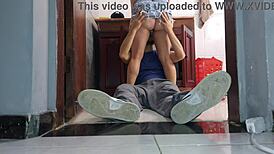 mulher de corno recebe vizinho encanador de saia sem calcinha