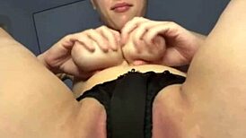 大屁股坐脸上同时手指逼