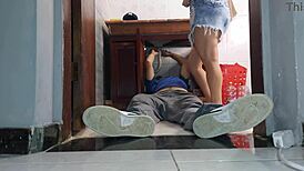 mulher de corno recebe vizinho encanador de saia sem calcinha