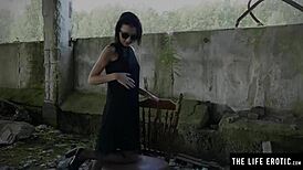 Edgy Cutie Squirts Hot Pee During Masturbation