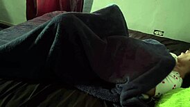 me masturbo viendo una orgia lesbica recien levantada, sintiendo el climax