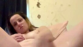 ivy19921 explores her toy in homemade session