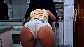 继父抓到棕发妹厨房猛操，妈妈上班不知