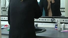 拉丁妻子在浴室准备性爱