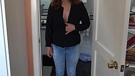 拉丁妻子在浴室准备性爱