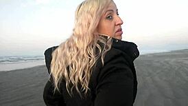 Gostosa walks in panties, fucks on beach for money