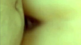 Voy por mi media hermana a su escuela y al llegar a casa me la cojo de perrito y abierta de piernas video casero real