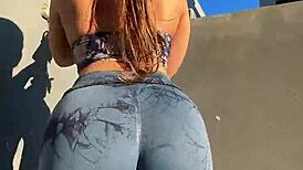 表妹大屁股穿紧身裤超诱人