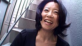 亚洲妈妈Junko Sakashita街头被撩秀奶超兴奋