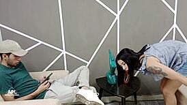 mi cachonda hermanastra me seduce para que le muestre mi gran polla me la chupa y termino lamiendole su jugoso co�o