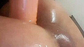 看那紧致人妖玩11寸巨型假屌