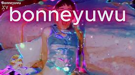 Bonneyuwu - 14 09 argentina puta se masturbaa en la cama con un dildo transparente