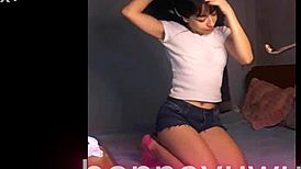 Bonneyuwu - 14 09 argentina puta se masturbaa en la cama con un dildo transparente