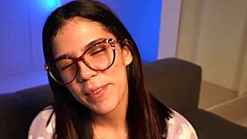 害羞妹子藏不住对Aylla Mel美味翘臀的狂热痴迷