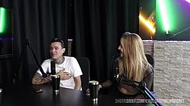 Loira Safada Sucks Skinny Guy's Dick