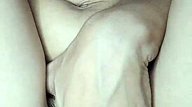 Joven Caliente Coño Peludo Se Masturba Cabalgando a Escondidas Hasta Correrse en Creamy