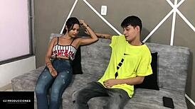 La muy cachonda de mi hermanastra le encanta que le meta mi polla gruesa por su boca y que la ponga en cuatro bien duro