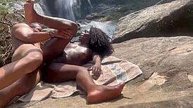 deusa de �bano dando a bucetinha em p�blico na cachoeira