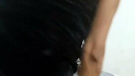 mi vecino me ayuda con la cama y prueba su verga en mi conchita