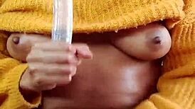 putinha peluda pulando no dildo e esgui�ando pela buceta