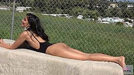 Dr. Grey gives a relaxing massage to the patient