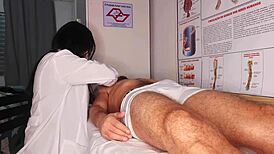 Enfermeira E Estética Observa Ereção Do Paciente!