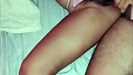 El asqueroso de mi padrastro se aprovecha de mi inocencia cuando no hay nadie en casa