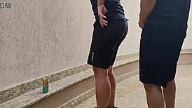 sapatão teve que dar para o amigo do serviço após apostar que o palmeiras seria campeão mundial